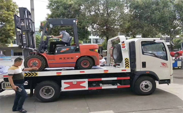 厦门拖车救援电话号码，24小时拖车平台收费标准